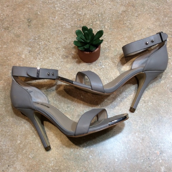 NEIMAN MARCUS LEATHER ANKLE STRAP HEELS - Picture 2 of 8